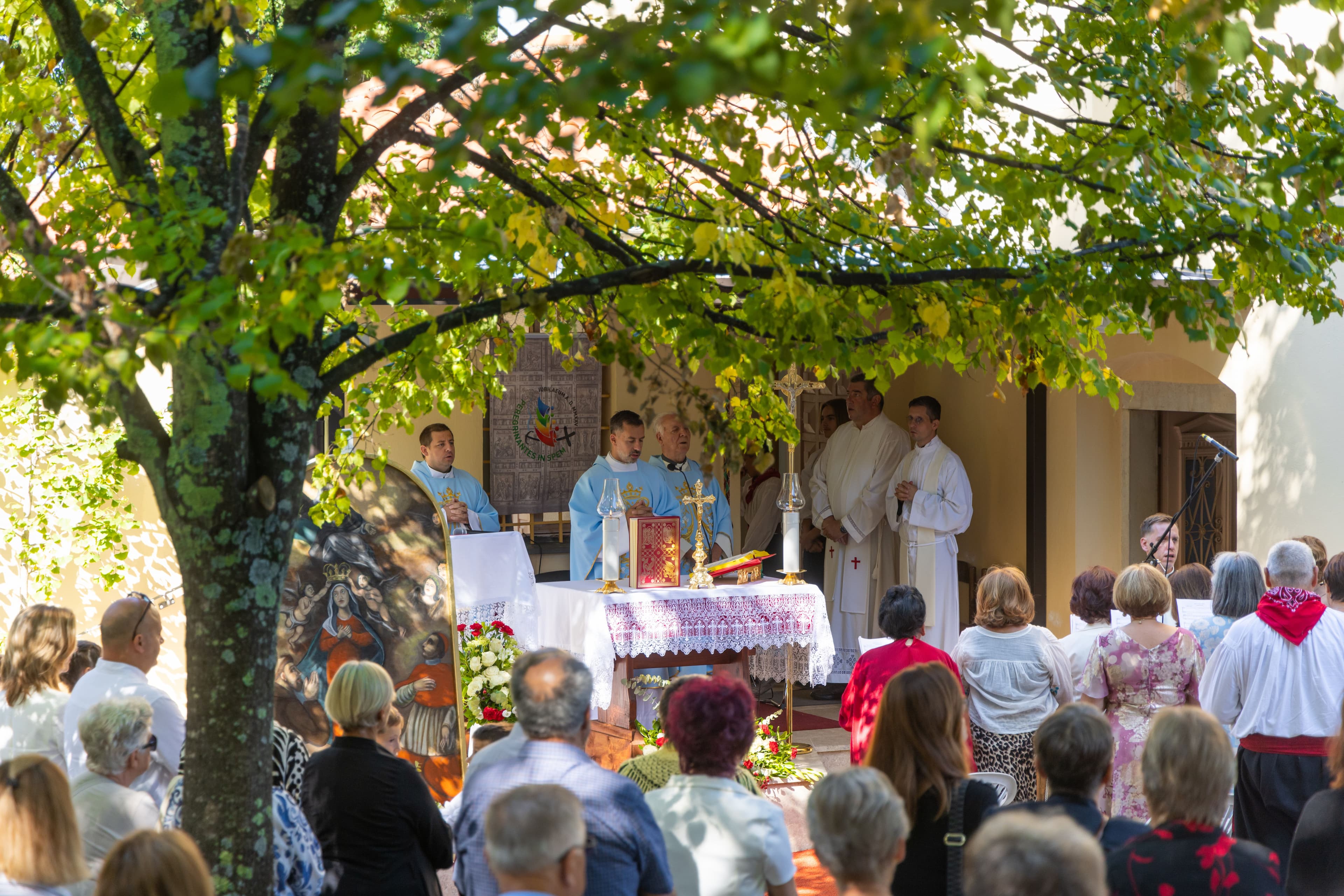 fotografija svečane mise